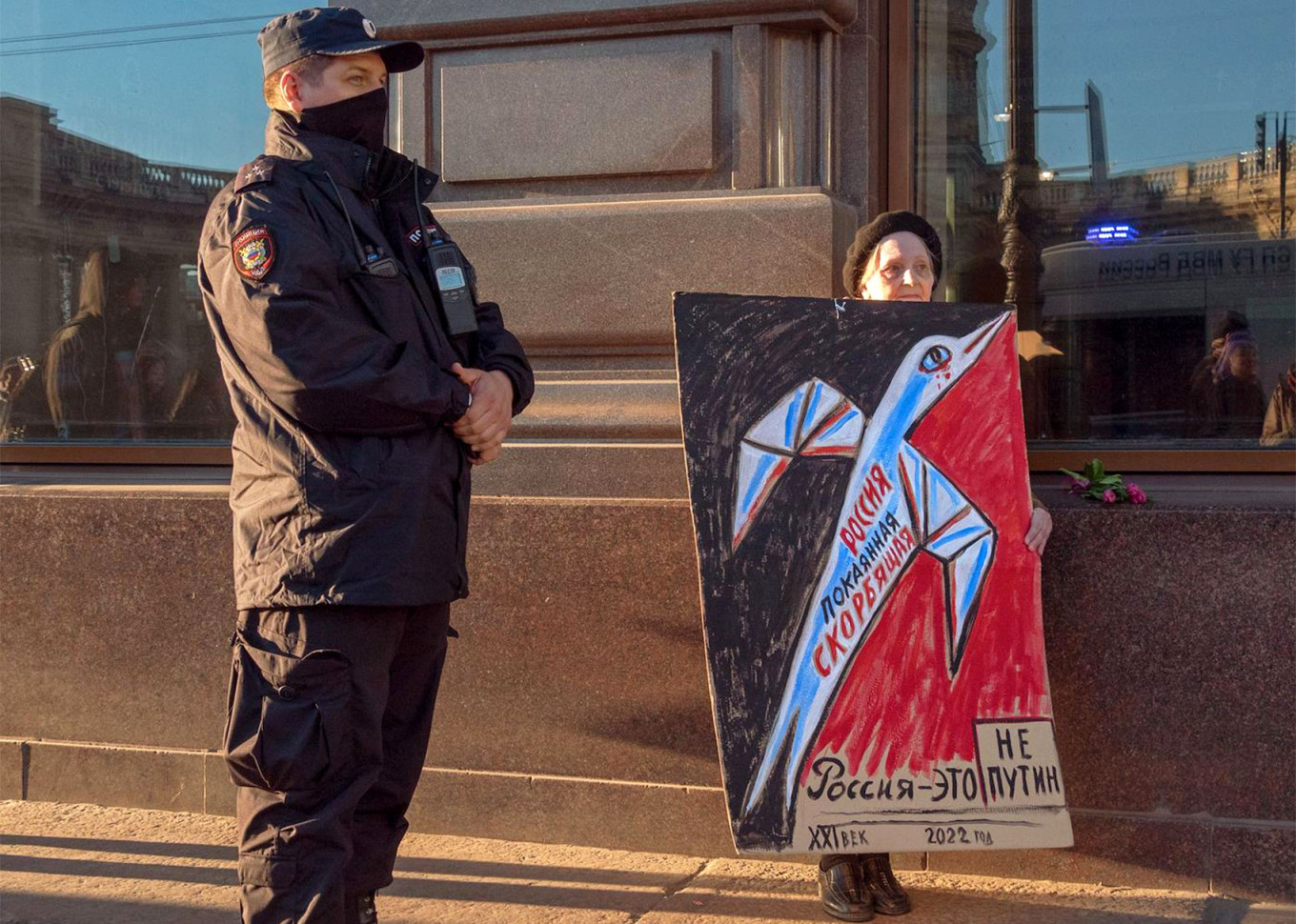 
					St. Petersburg artist and activist Yelena Osipova on Nevsky Prospekt.					 					Sergei Rybezhsky / Kommersant				