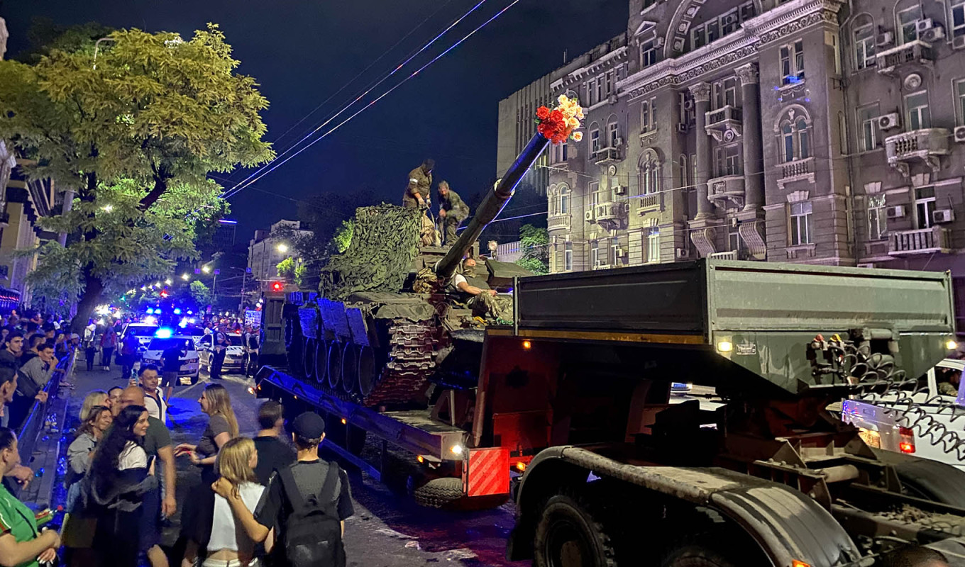 A tank with flowers in its muzzle is seen during the Wagner military mutiny in Rostov-on-Don on June 24, 2023. Fargoh / Wikimedia Commons
