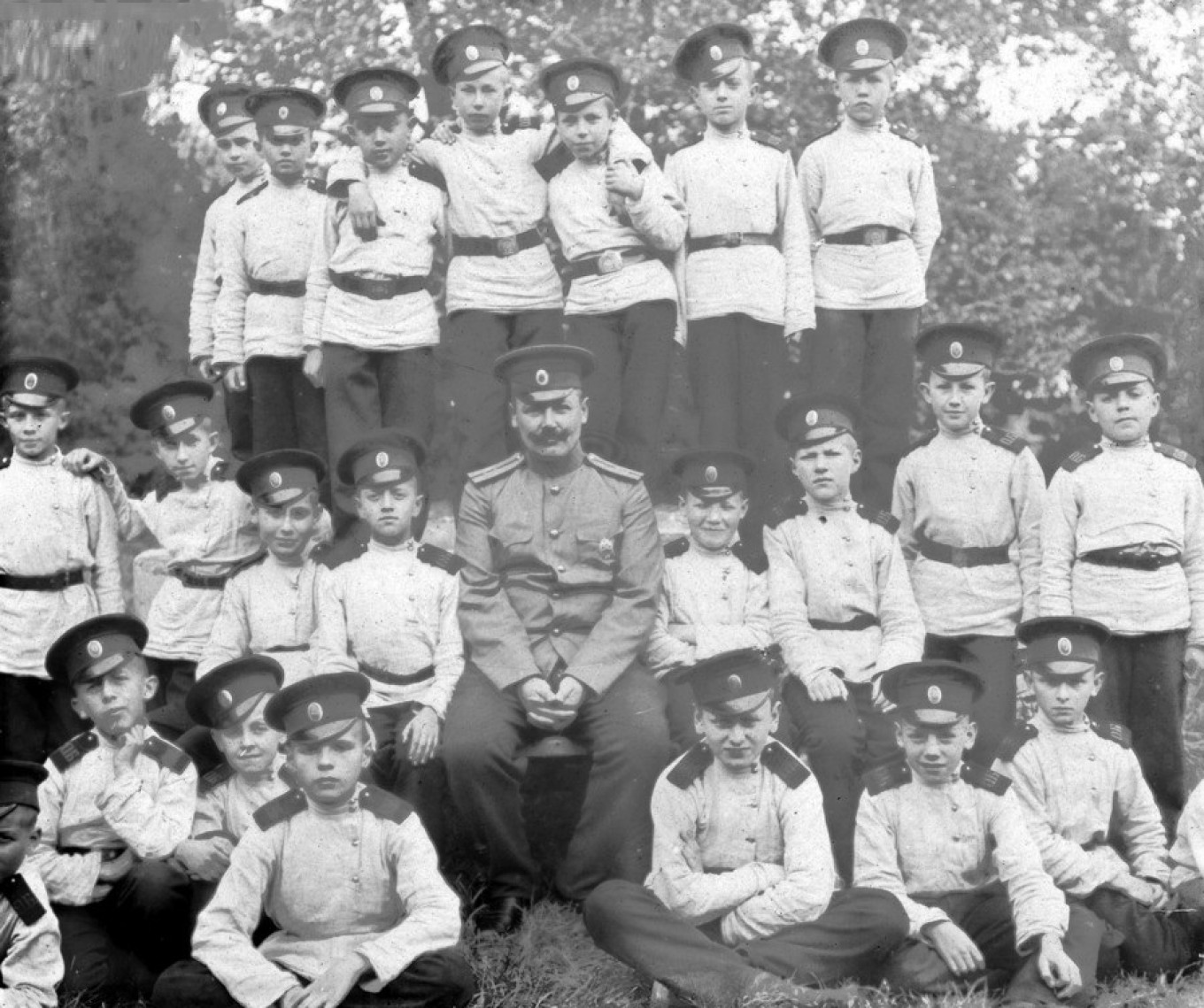 
					Students at the Orel Cadet Corps (early 1900s).					 					Wikimedia Commons				