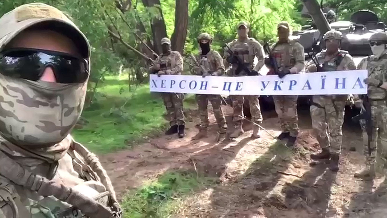 
					Ukrainian soldiers with a poster that says "Kherson is Ukraine."					 					Armed Forces of Ukraine				