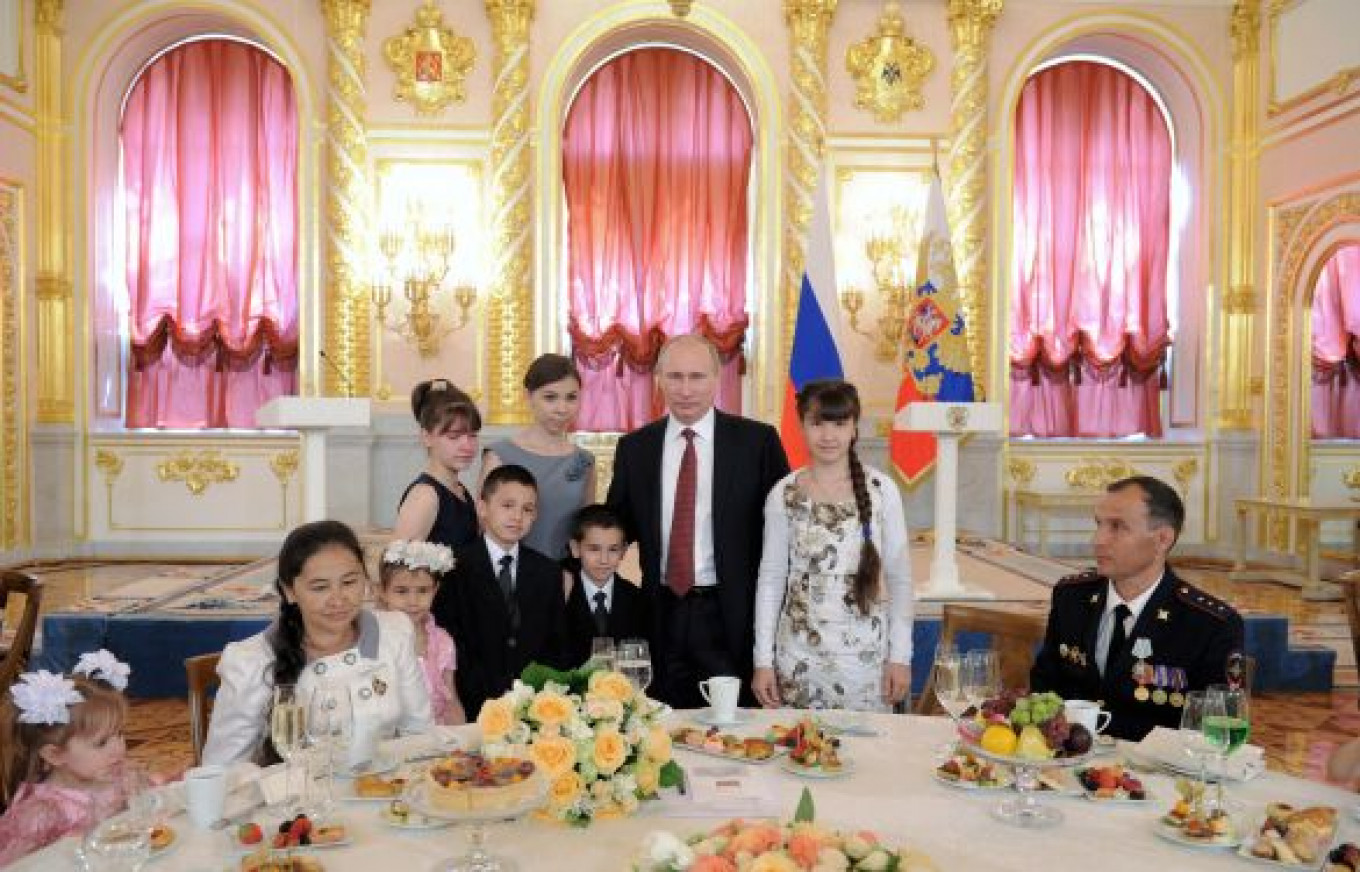 Putin Awards Large Families in Kremlin Palace