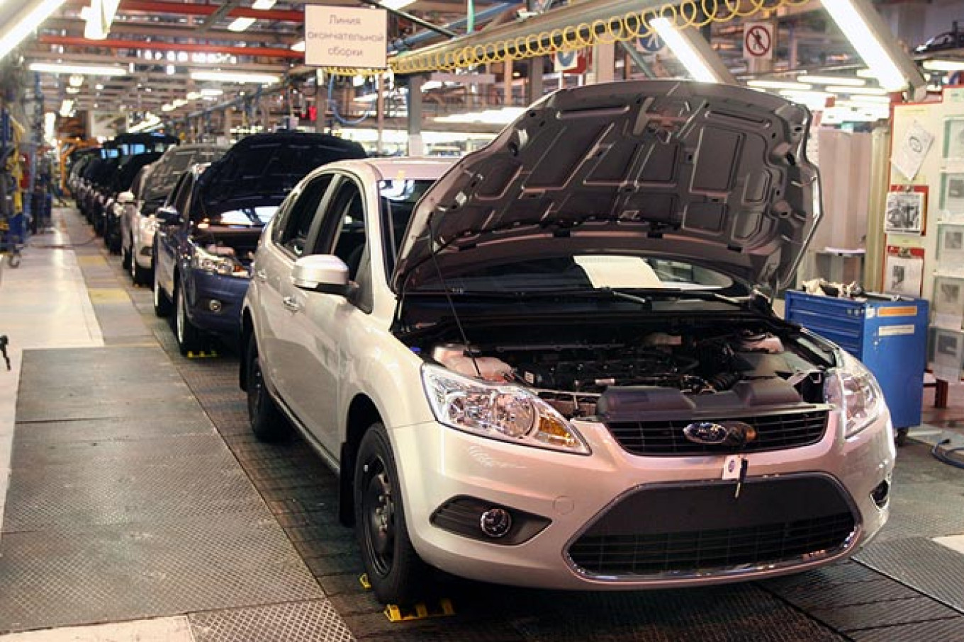 Ford Russia Venture Slashes Staff, Output