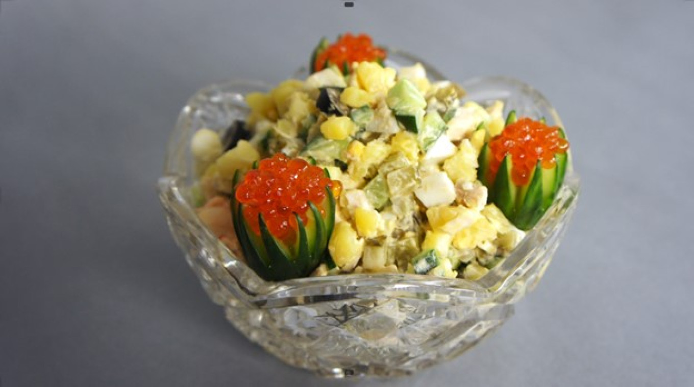 The decade of the 1960s was the high point of Soviet cuisine. Although cooks began to make Salad Olivier with cold cuts, they did not forget presentation. Pavel and Olga Syutkin
