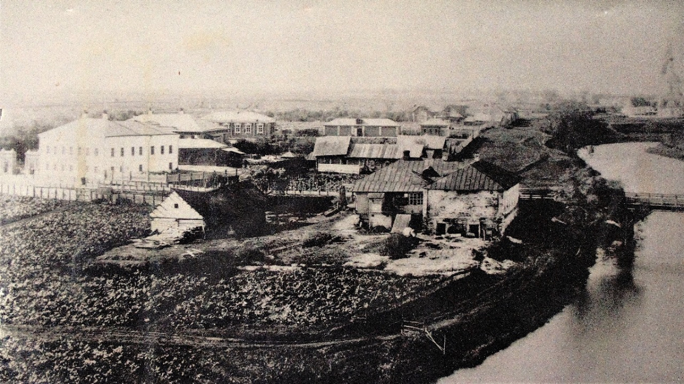 
					Panorama of Suzdal in the 1900s. Everything growing in the vegetable gardens is horseradish.					 					Wikimedia Commons				