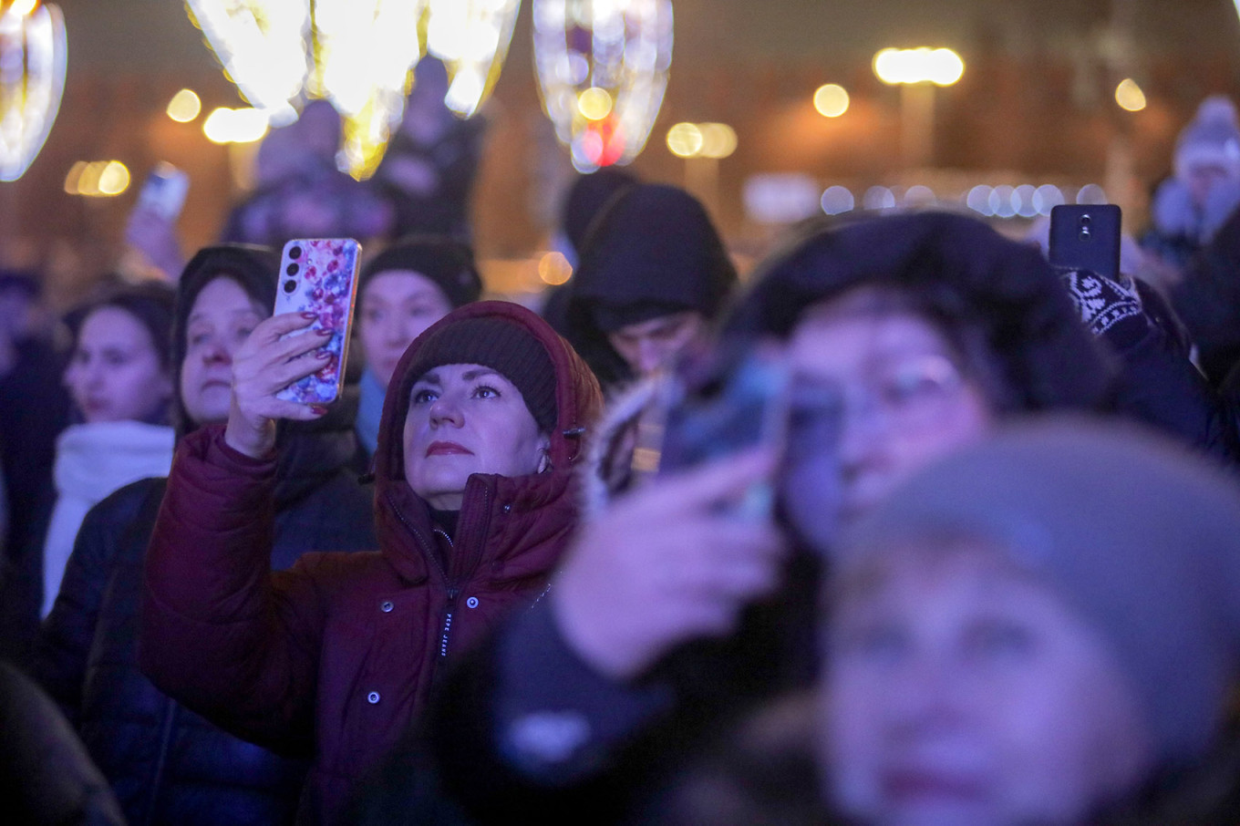 
					People with phones in Moscow.					 					Arthur Novosiltsev / Moskva News Agency				
