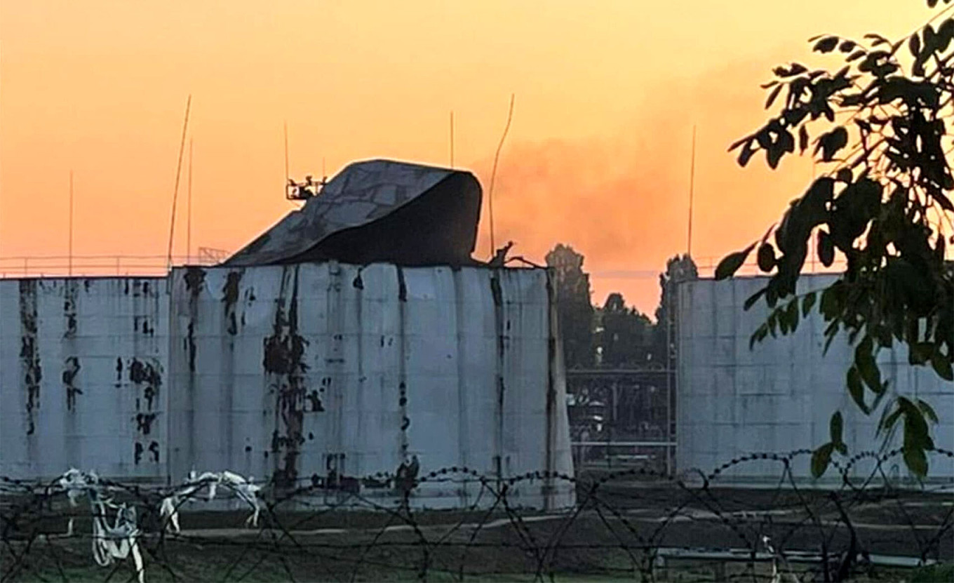 
					Destroyed hangars with grain in the port of Odesa.					 					Operational Command 'South'				