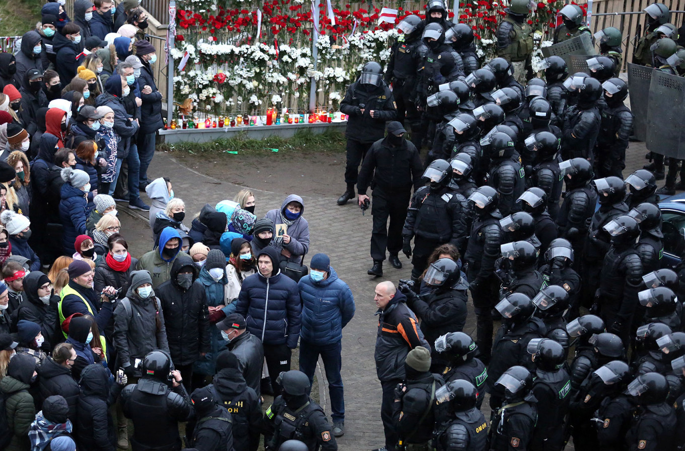 
					Protesters face-off with Belarusian policemen during a rally against authorities  and President Lukashenko successful  Minsk successful  2020.					 					STR / EPA / TASS				