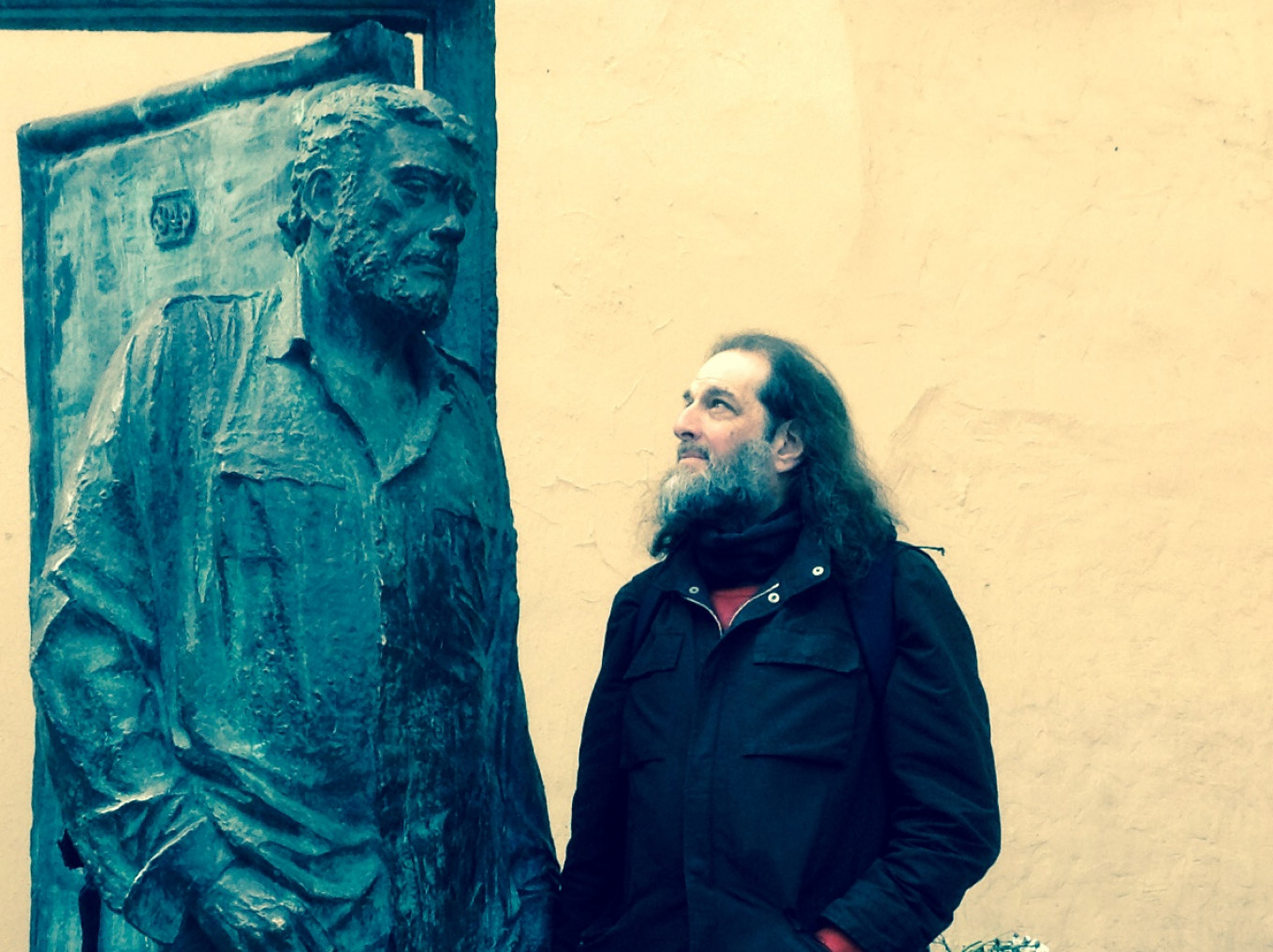 
					Eddie Aronoff with a statue of writer Sergei Dovlatov.					 					James Robinson Pictures				