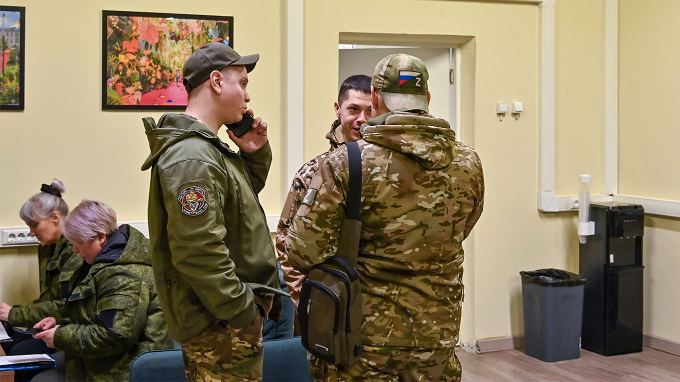 
					Recruitment point for military service under a contract in Moscow.					 					Maxim Mishin / Press service of the Mayor and Government of Moscow				