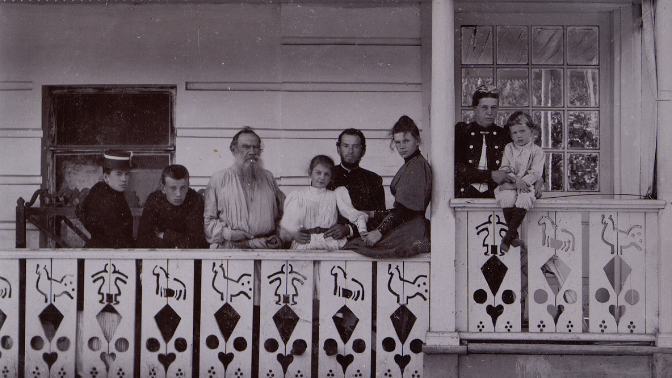 
					Leo Tolstoy, his wife Sophia Andreyevna and their children on the veranda of the writer's estate.					 					Yasnaya Polyana				