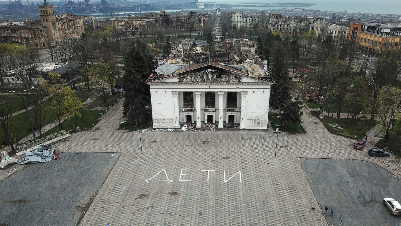 Up to 600 people killed in airstrikes at Mariupol’s Theater — Survey