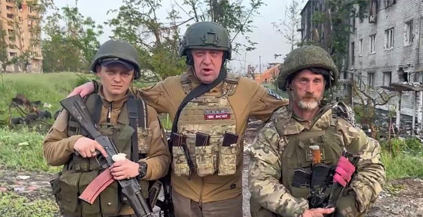 
					Yevgeny Prigozhin with two Wagner fighters in Bakhmut.					 					t.me/razgruzka_vagnera				