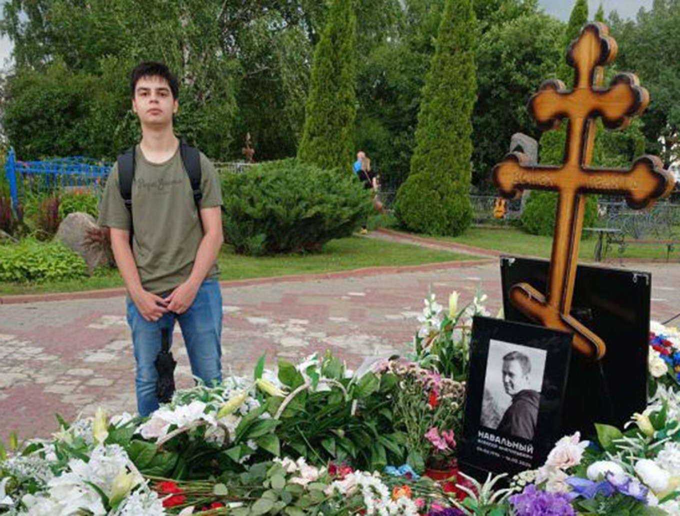 
					Arseny Turbin at the grave of late Kremlin critic Alexei Navalny.					 					@free_arseny / Telegram				