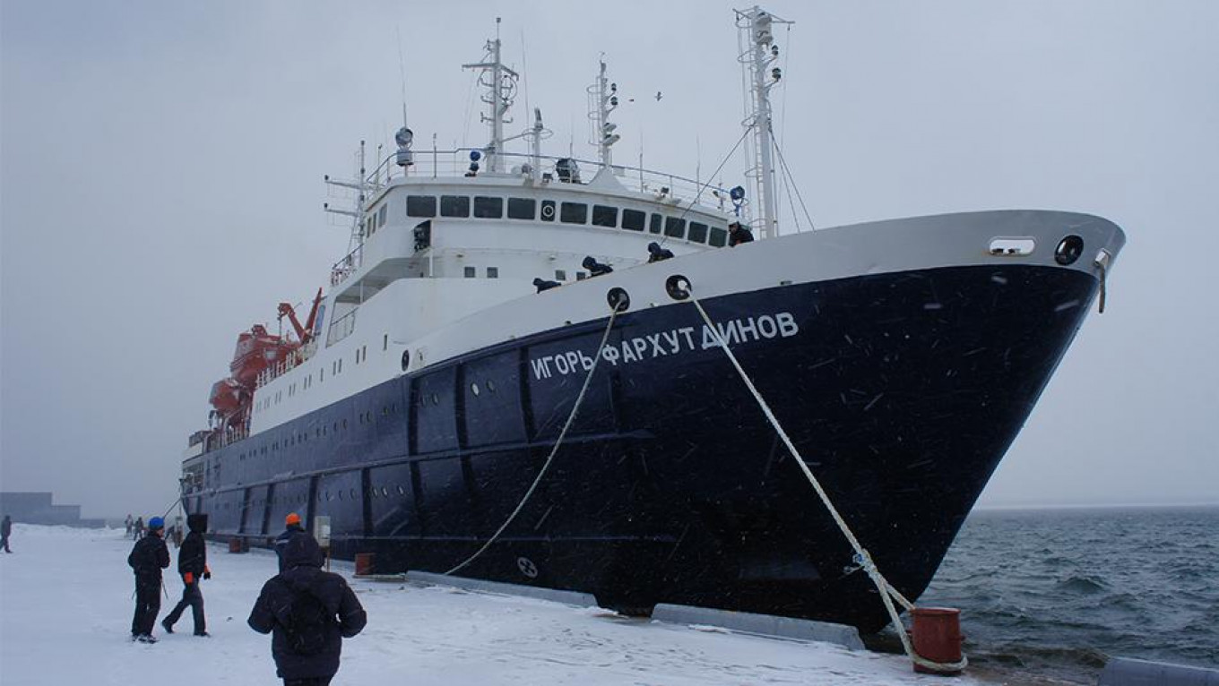 127 Passengers Stranded In Russian Cruise Ship Stuck In Sea Of Ice