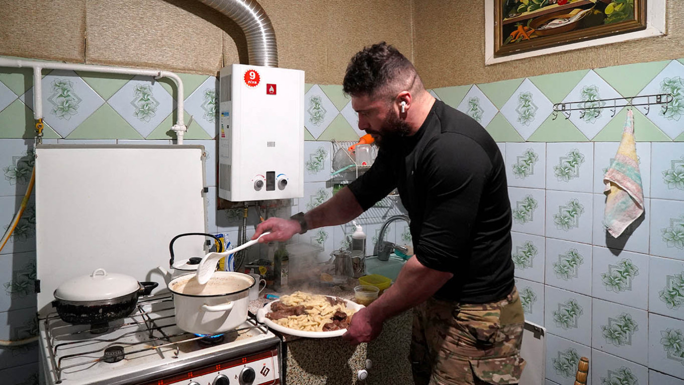 
					Benor cooks Zhizhig Galnash in a Soviet-era apartment.					 					Joseph Roche				