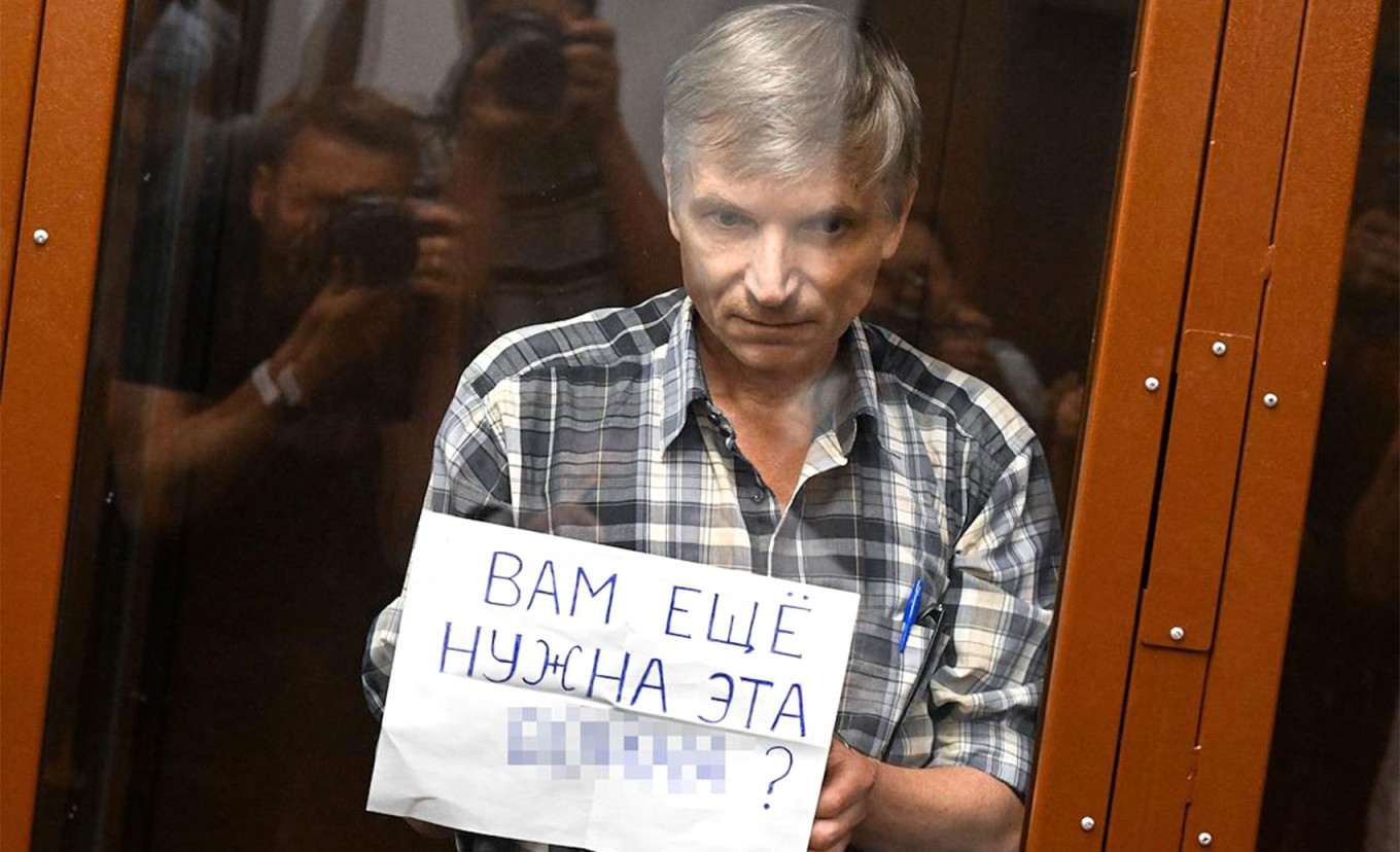 
					Moscow municipal deputy Alexei Gorinov in court with a placard that read 