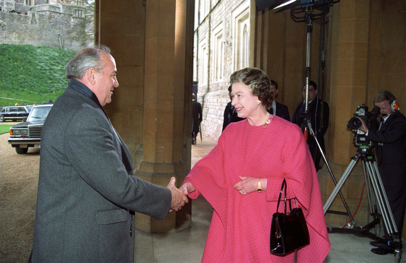 In Photos: Queen Elizabeth II and Russian Leaders Over the Decades - The Moscow Times
