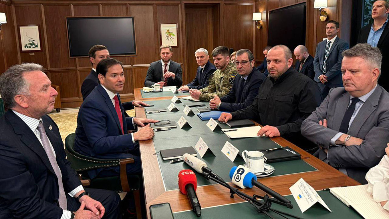 
					Talks between the US and Ukrainian delegations in Florida on November 30.					 					@umerov_rustem / X				