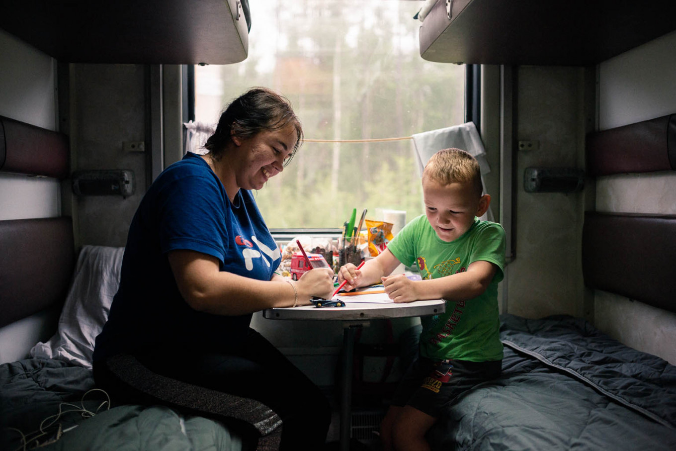 Проезд детей в россию. Mother Train. Kids sleeping insibirian Railway 3th class.