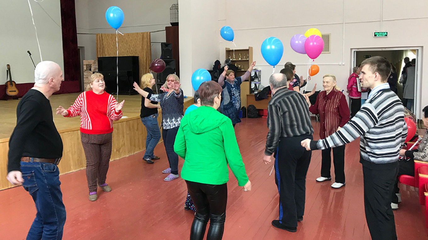 
					Elderly nursing home residents listen to live music and dance on a recent weekend morning.					 					Evan Gershkovich / MT				