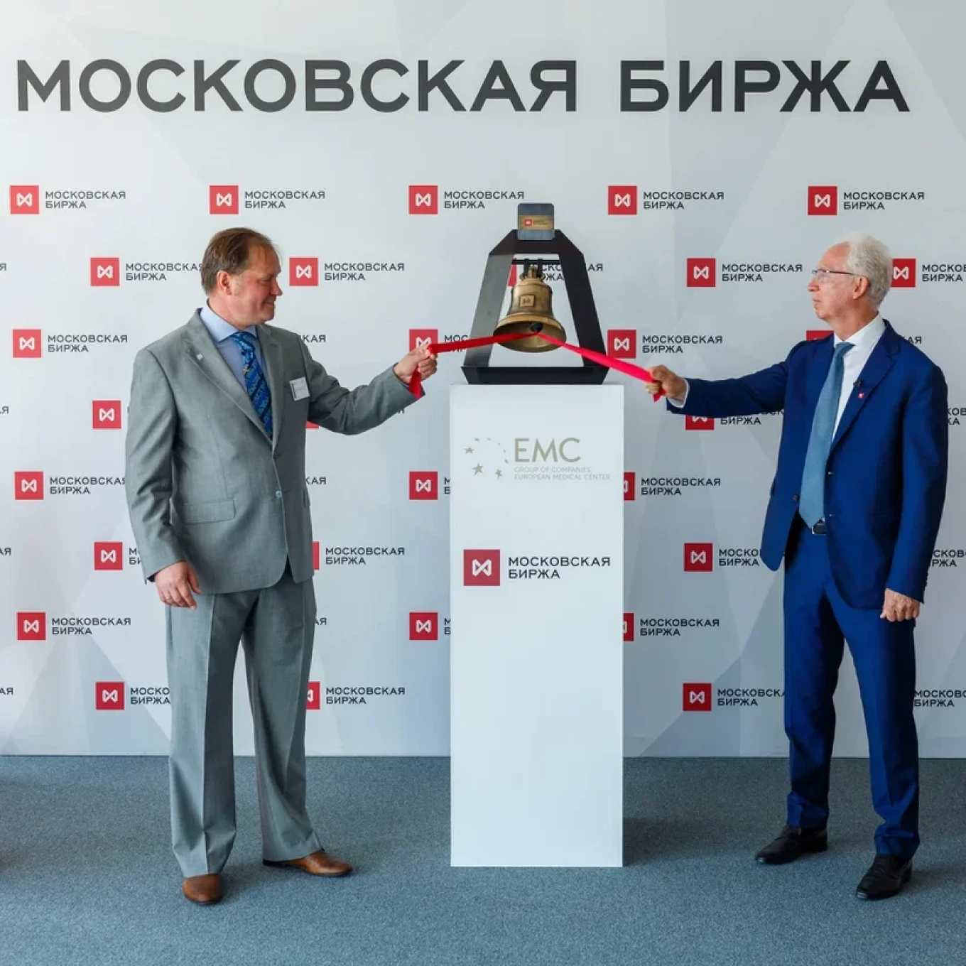 
					EMC CEO Andrey Yanovsky and Moscow Exchange supervisory board chairman Oleg Viyugin ring the opening bell to start trading Thursday.					 					European Medical Center				