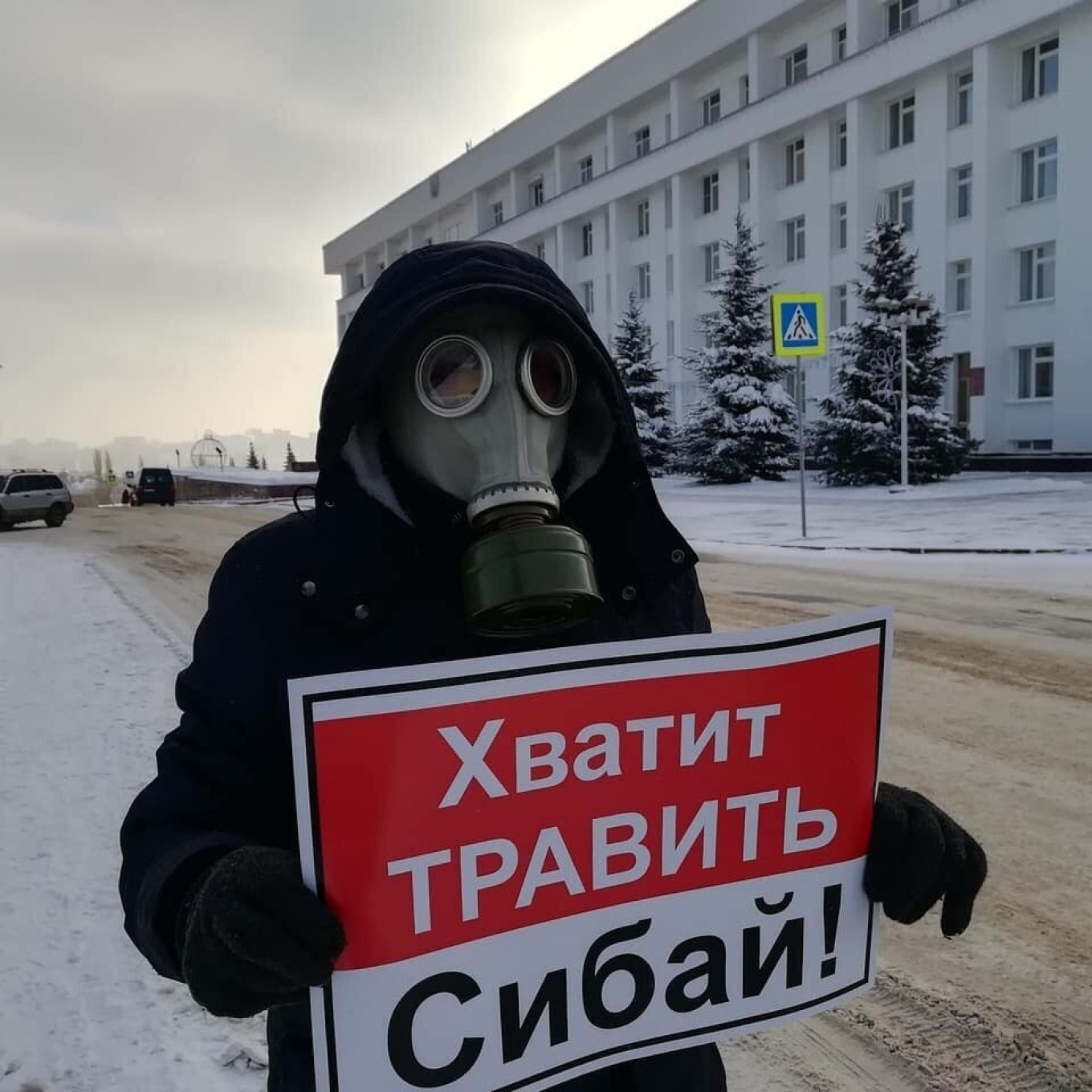 
					A local protester raises a poster saying: "Stop poisoning Sibai!"					 					sibaydishi / Vkontakte				