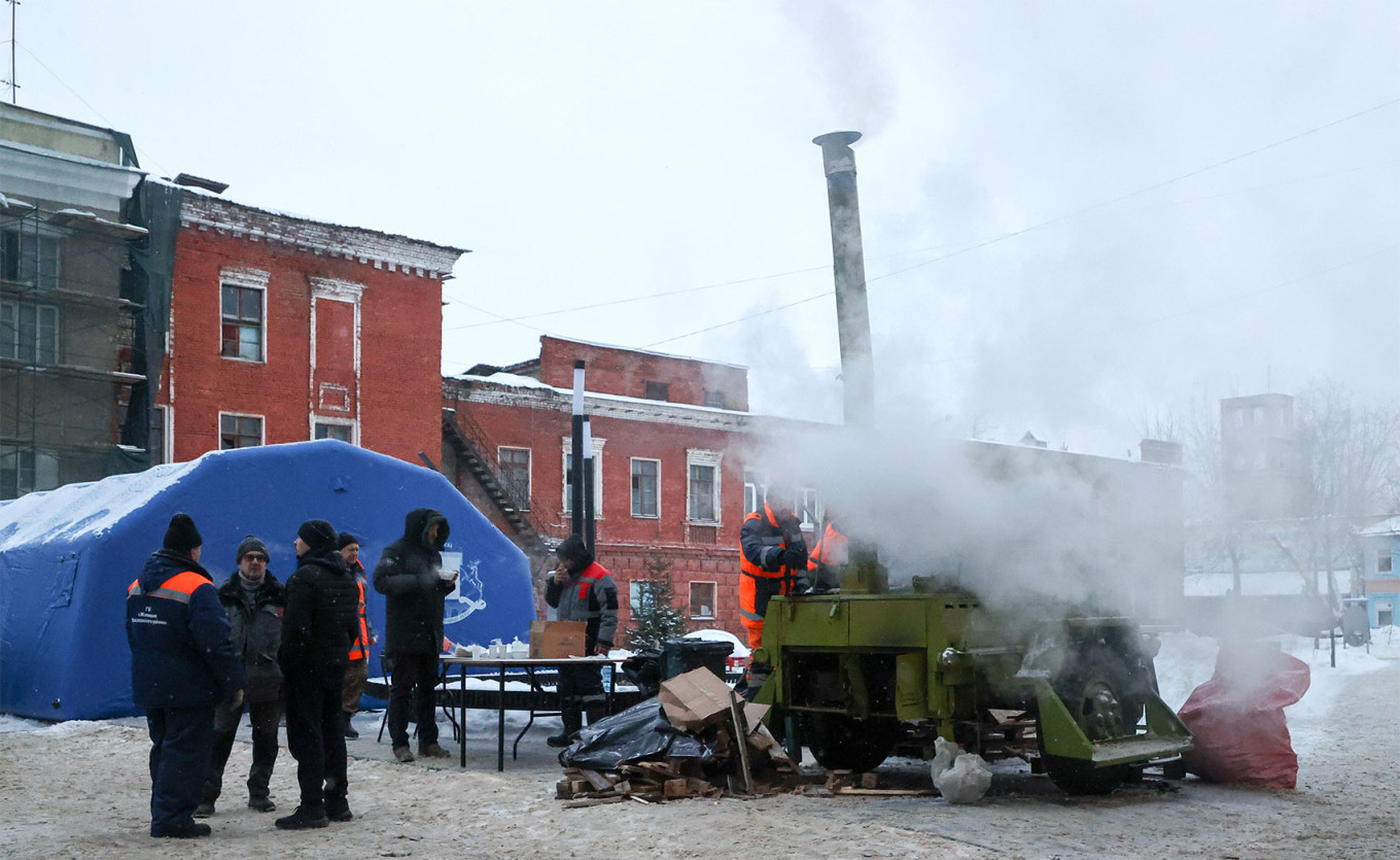 
					A field kitchen at a heating point in Podolsk.					 					Sergei Petrov / NEWS.ru / TASS				