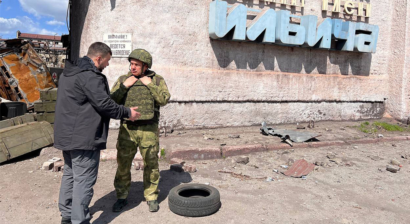 Pembawa acara TV pro-Kremlin Vladimir Solovyov bersama pemimpin separatis Denis Pushilin di kota Mariupol, Ukraina.  t.me/SolovievLive