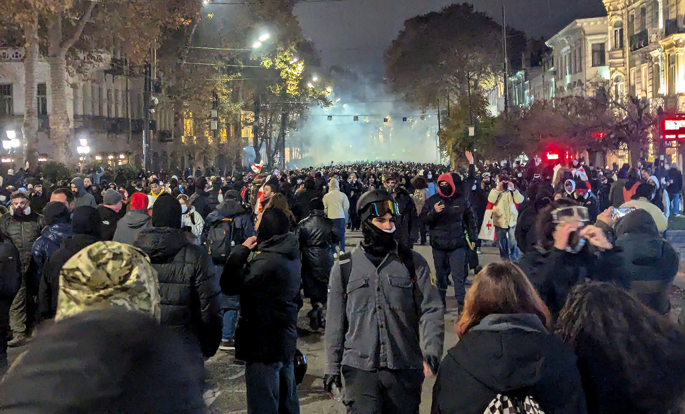 
					Protesters march down Rustaveli Avenue, Tbilisi's main thoroughfare.					 					Moscow Times Reporter				