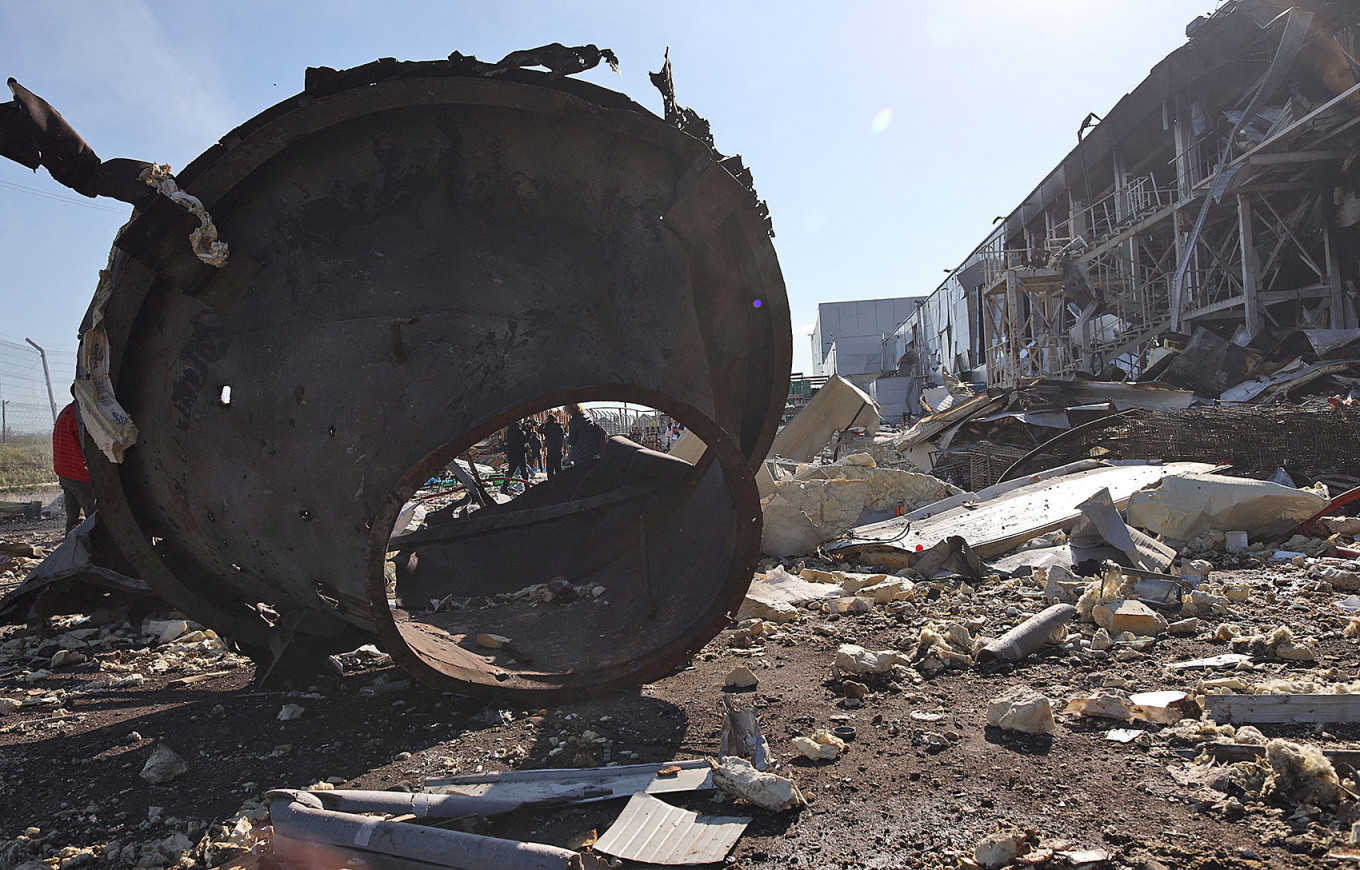 
					A fragment of a missile is seen in front of the shopping and entertainment center in the Ukrainian Black Sea city of Odesa on May 10, 2022.					 					Oleksandr GIMANOV / AFP				