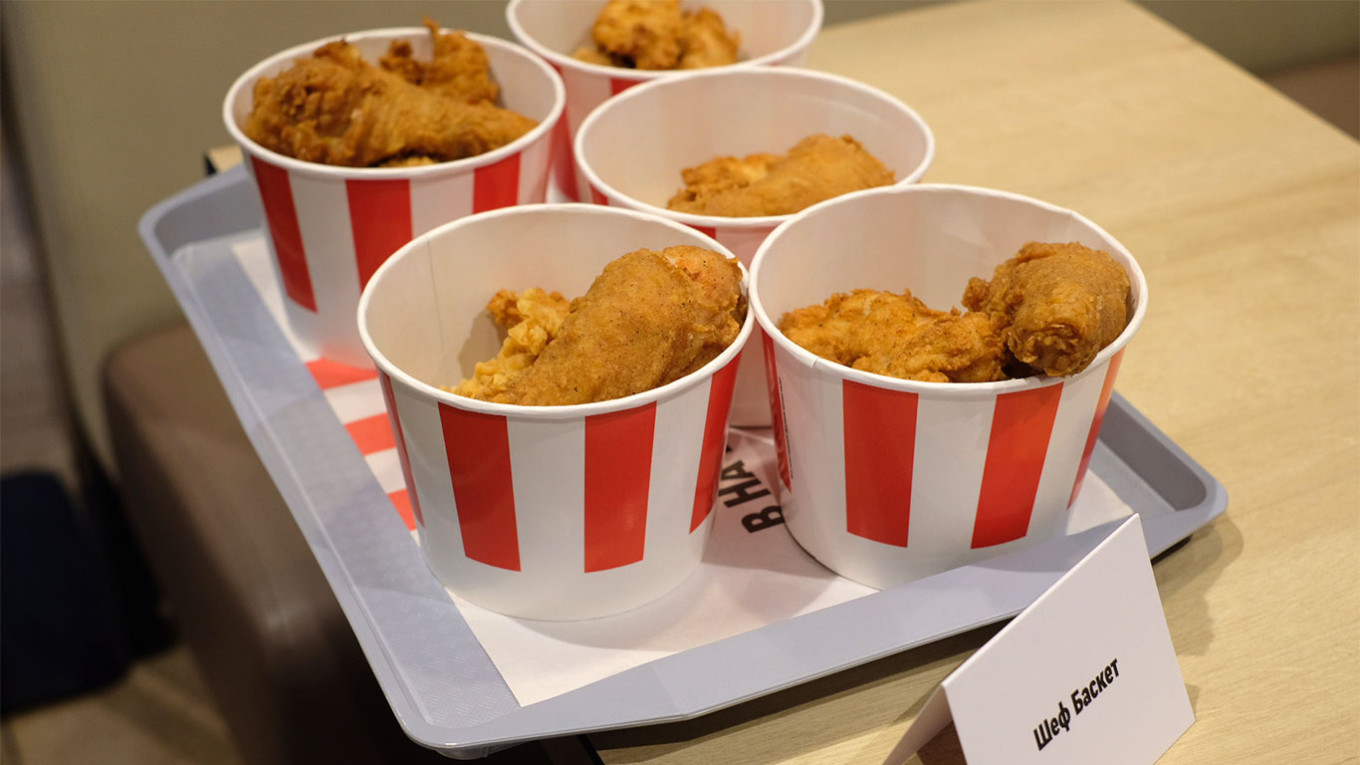 Keranjang ayam dengan warna merah putih khas KFC.  MT