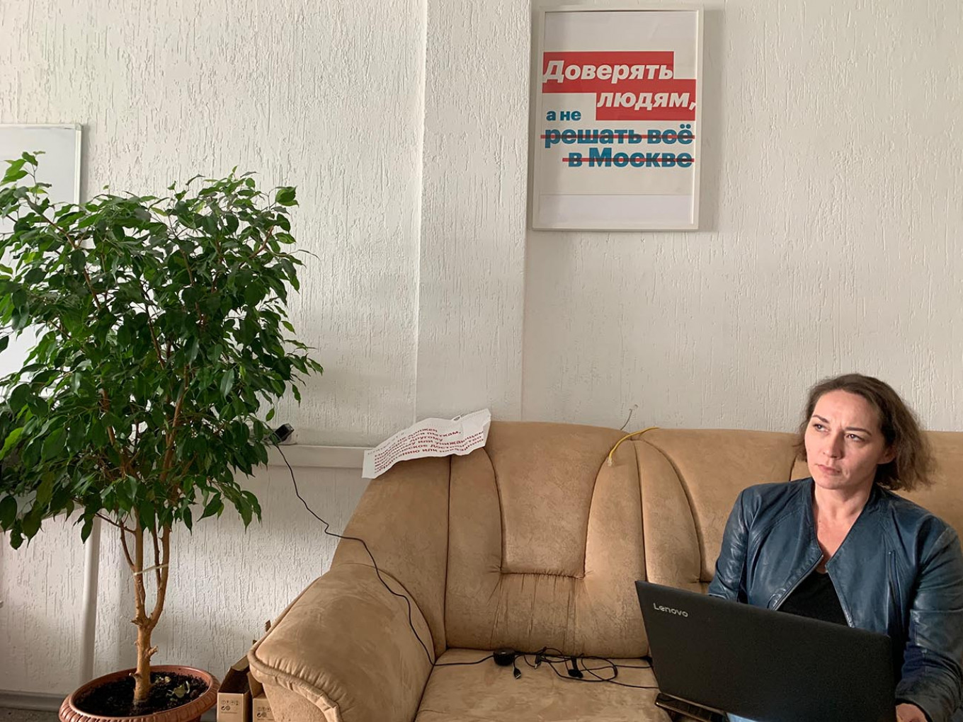 
					Rezeda Abasheva, coordinator of Navalny's offices in Izhevsk. The poster reads: "Trust people, don't decide everything in Moscow."					 					Evan Gershkovich / MT				