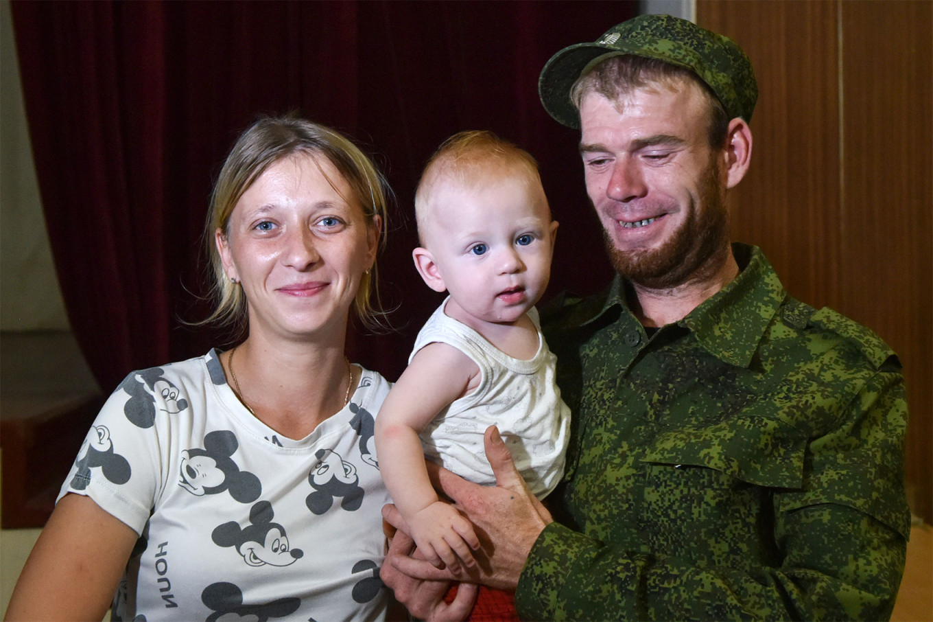 
					
					Newlyweds with their son after a wedding ceremony.  Roman Sokolov / TASS				