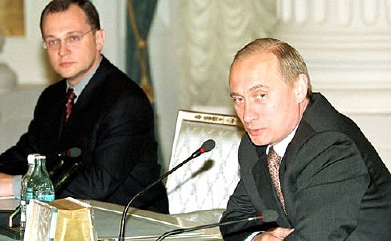 
					Vladimir Putin introduces Sergey Kirienko to the regional heads of the Povolzhye government. June 2, 2000.					 					Kremlin Press Service				