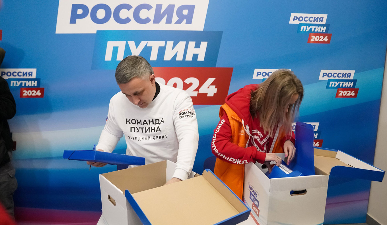 
					Volunteers brought to Putin's election headquarters the collected signatures in support of his nomination as a presidential candidate.					 					Pelagia Tikhonova / Moskva News Agency				