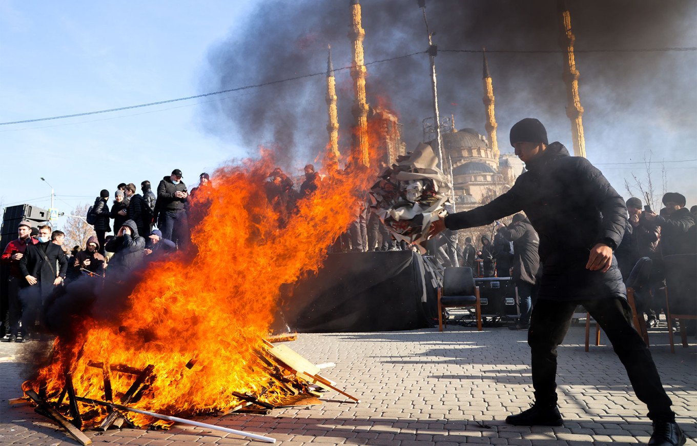 
					A protest in central Grozny against former Chechen Supreme Court judge Saydi Yangulbaev and his family in 2022. 					 					Yelena Afonina / TASS				