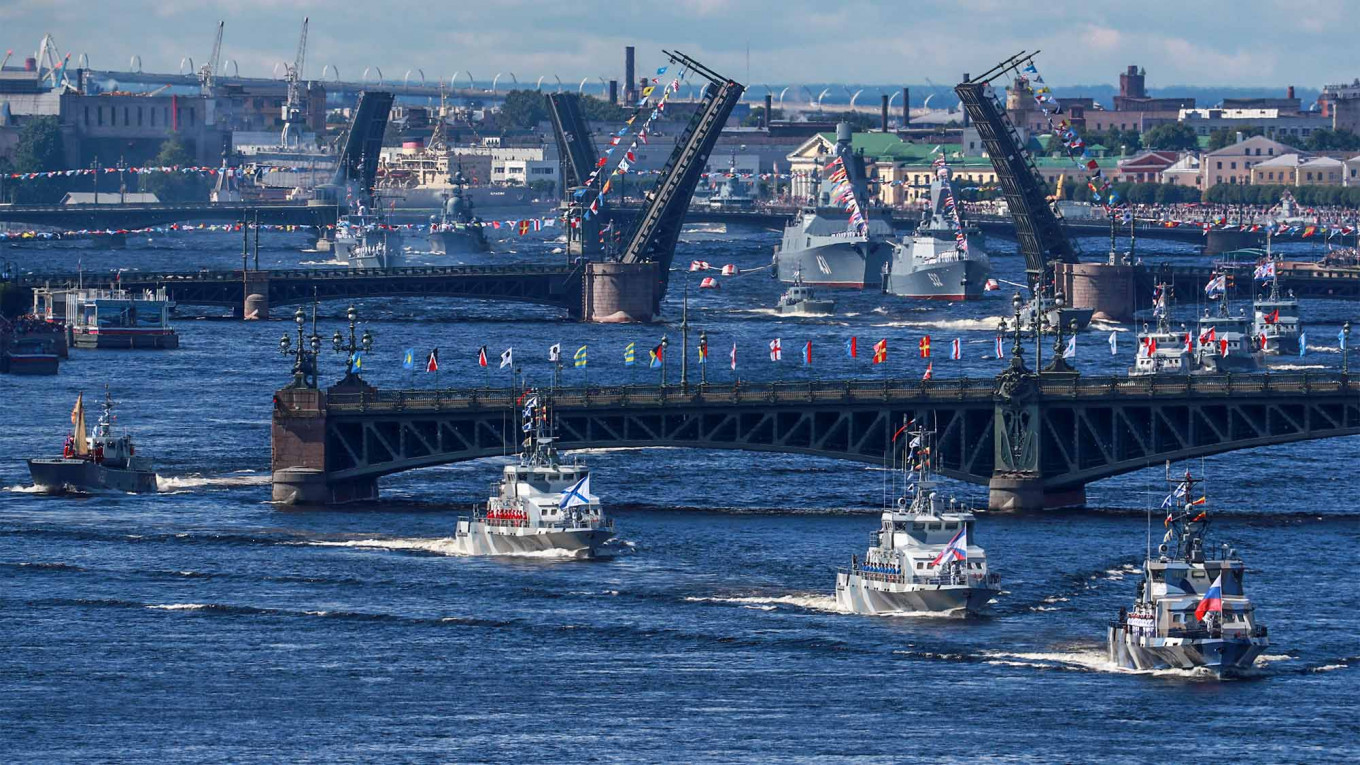 Russia’s Naval Fleet Goes on Display in Annual Parade