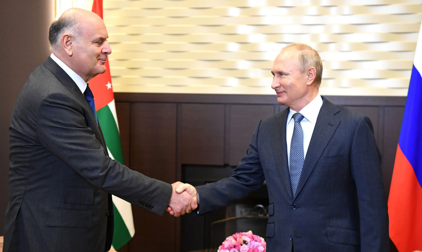 
					Abkhazian President Aslan Bzhaniya and Vladimir Putin.					 					kremlin.ru				