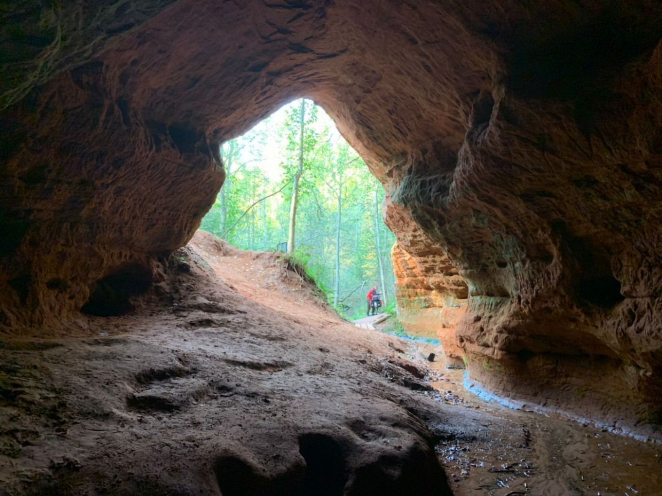 
					Sand cave near St. Petersburg.					 					Velo 1. Moskva-Peterburg / Telegram				