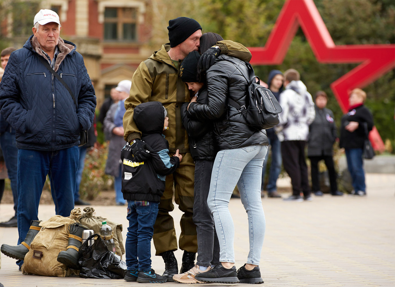 
					Mobilized Russian soldiers saying farewell to loved ones. 					 					Ivan Vysochinskiy / TASS				