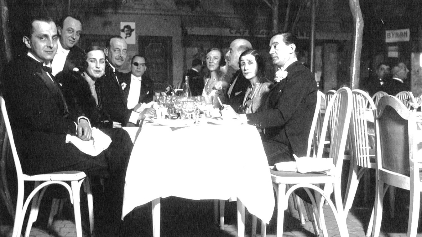 
					Grand Dukes Andrei and Boris Romanov with their wives at a dinner (1932). Third from left: ballerina Matilda Kshesinskaya.					 					Wiki Commons				