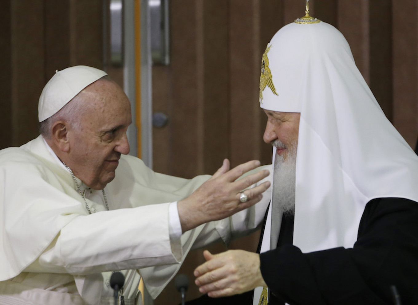 
					Pope Francis (L) embraces Russian Orthodox Patriarch Kirill after signing a joint declaration at the Jose Marti International airport in Havana, Cuba.					 					Gregorio Borgia / AP				