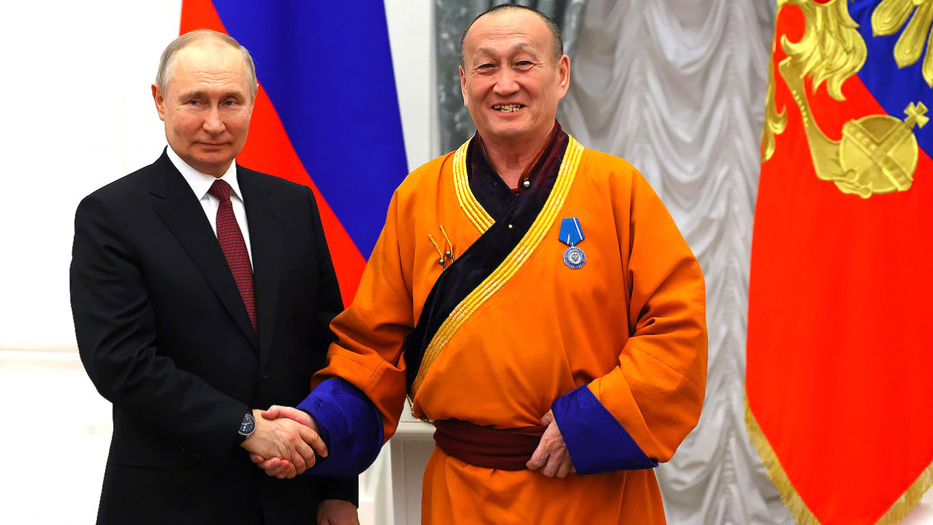 
					President Vladimir Putin awards the Order of Honor to Damba Ayusheev, the 24th Pandito Khambo Lama, Head of the Traditional Buddhist Sangha of Russia.					 					kremlin.ru				