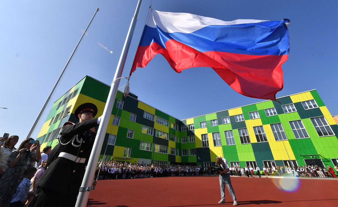 
					Raising the Russian flag at a Moscow school, a practice that was implemented after the invasion of Ukraine.					 					Sergei Kiselev / Moskva News Agency				