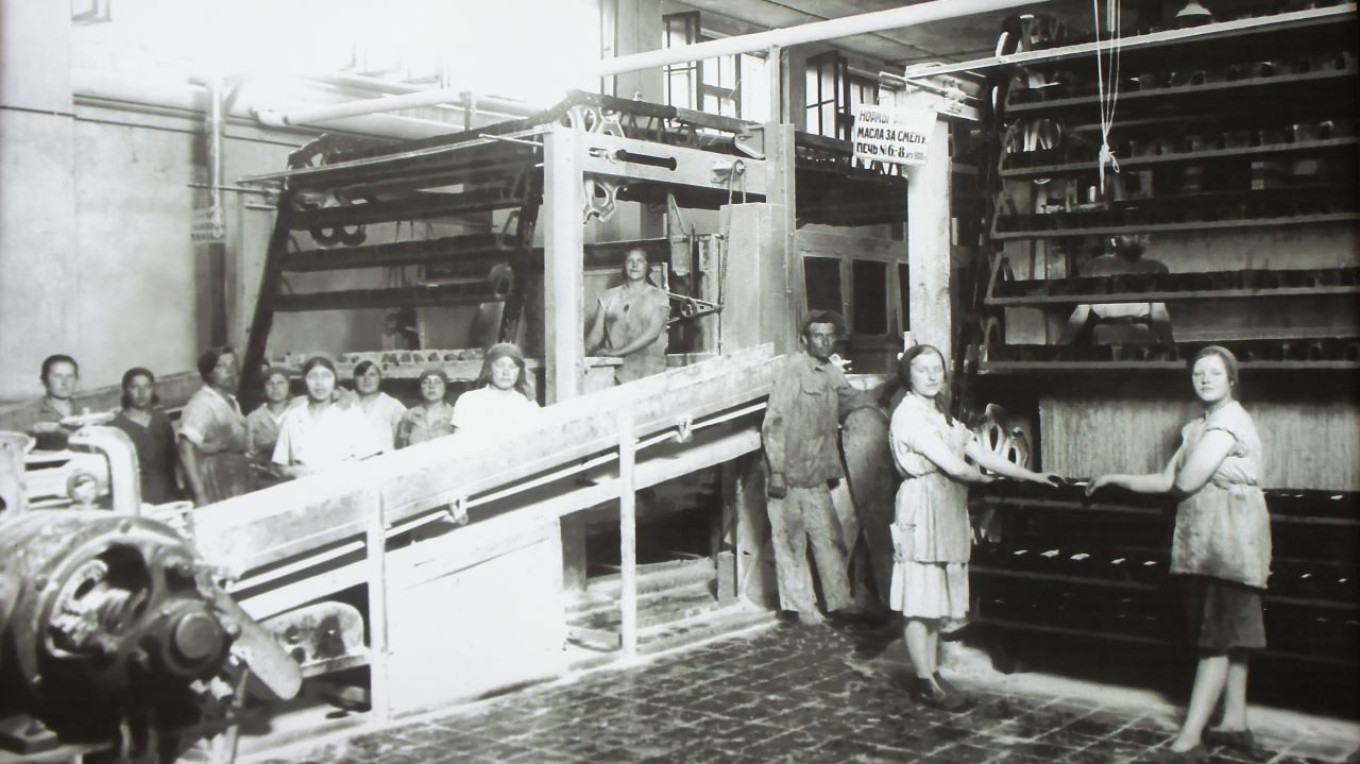 
					Workers at the 10th Anniversary of October bread bakery, Leningrad, 1928, Museum of Bread, St. Petersburg					 					Pavel and Olga Syutkin				