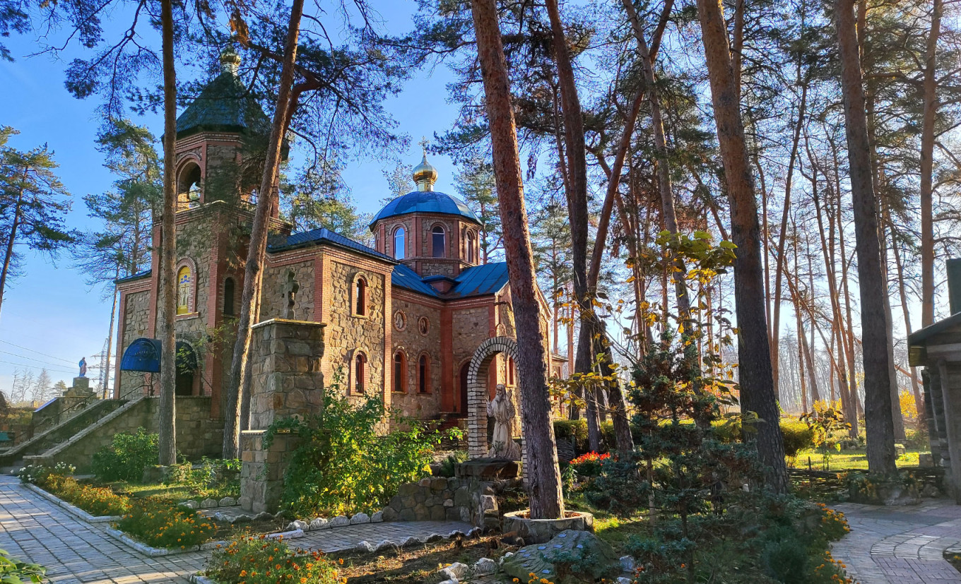 
					The sanctuary of Krestovozdvizhensky.					 					MT				