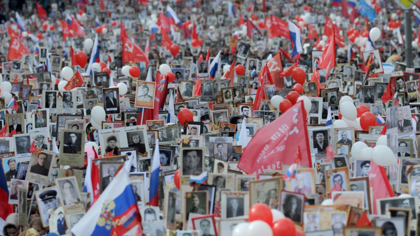 
					Millions of people commemorate the relatives they lost in the war.					 					Andrei Lyubimov / Moskva News Agency				