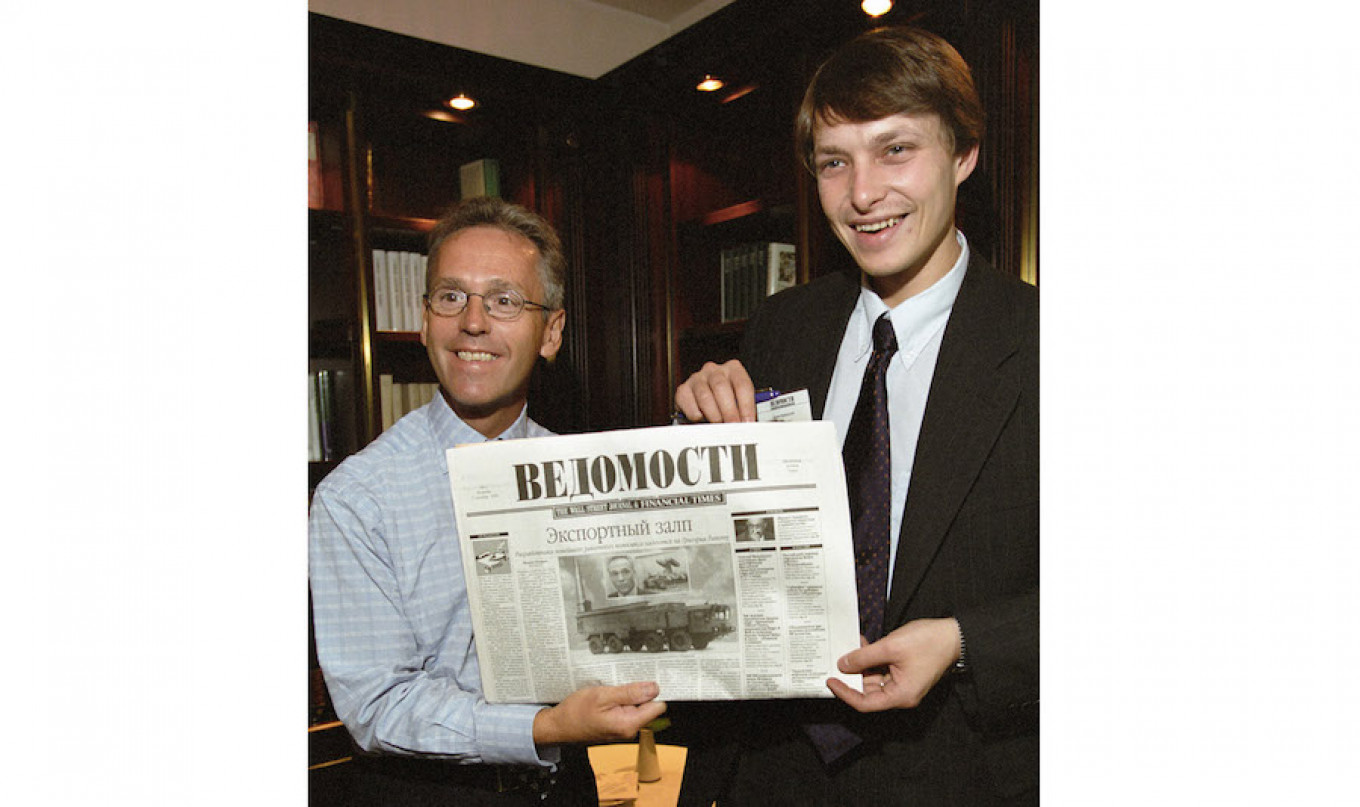 
					Publisher Derk Sauer (L) and founding editor Leonid Bershidsky (R) demonstrate the first issue of Vedomosti on Sept. 1, 1999.					 					RIA Novosti				