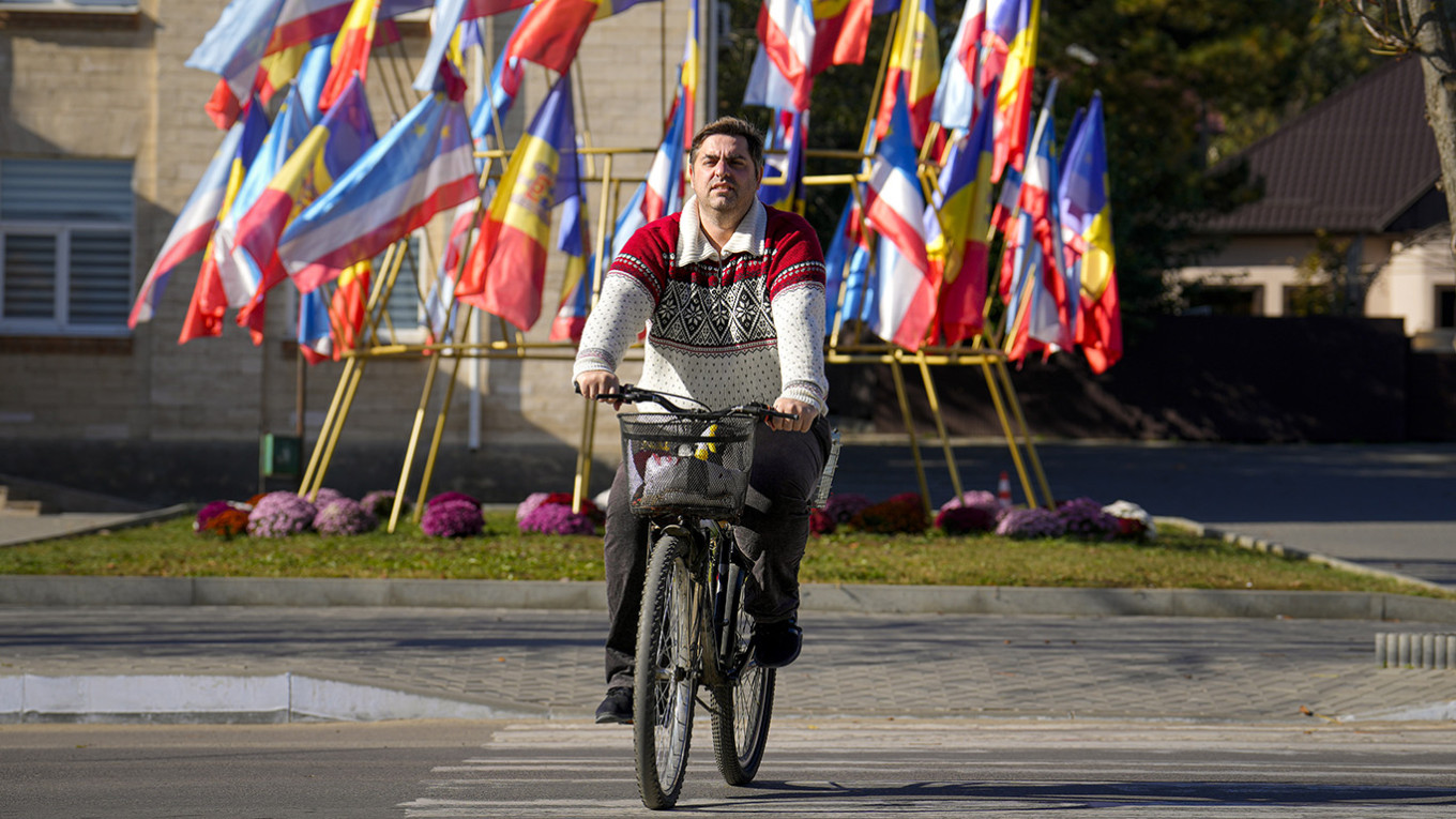 
					A man cycles past Moldovan and Gagauz flags in Comrat, the capital of Gagauzia.					 					Vadim Ghirda / AP / TASS				