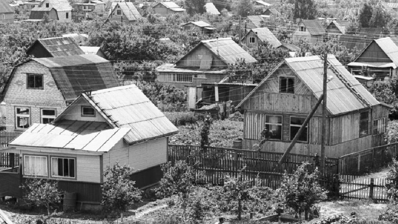 
					Typical Soviet dachas for ordinary people on 600 square meters.					 					Wikimedia Commons				